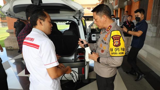 Kapolda Bali Irjen Pol Putu Jayan Danu Putra, menerima kunjungan Wuling Indonesia yang membahas produk mobil listrik Wuling di Rupatama, Mapolda Bali, pada Selasa (27/9/2022).