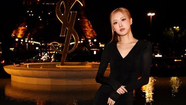 Pose Menara Miring Pisa Andalan Rose BLACKPINK!