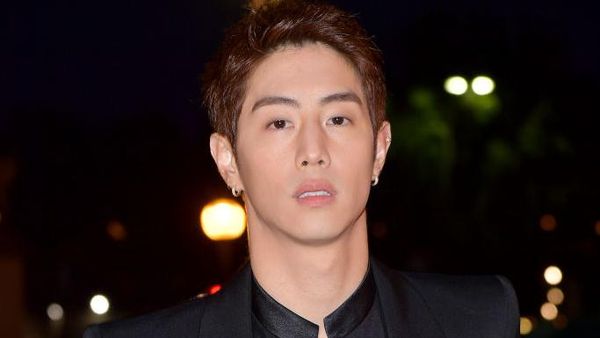 Tampil Serba Hitam, Mark Tuan Cocok Jadi Batman Nih!