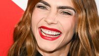 Cara Delevingne Muncul, Tertawa-tawa Usai Bikin Khawatir
