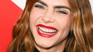 Cara Delevingne Muncul, Tertawa-tawa Usai Bikin Khawatir