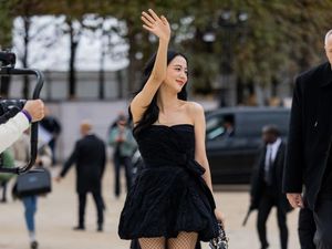 Jisoo BLACKPINK Pakai Stocking Jaring-jaring