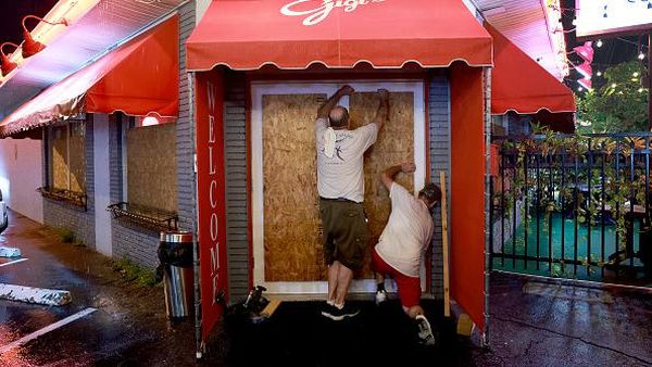 Begini Cara Warga Florida AS Siaga Diamuk Badai