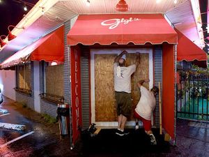 Begini Cara Warga Florida AS Siaga Diamuk Badai