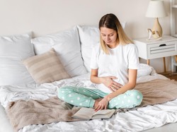 Bentuk Perut Hamil 2 Bulan Saat Duduk & Bedanya dengan Buncit