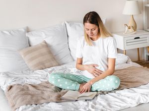 Bentuk Perut Hamil 2 Bulan Saat Duduk & Bedanya dengan Buncit Bentuk Perut Hamil 2 Bulan Saat Duduk & Bedanya dengan Buncit