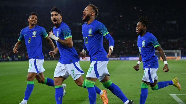 PARIS, FRANCE - SEPTEMBER 27: Neymar of Brazil celebrates after scoring the third goal on the sides with Fred, Lucas Paqueta and Danilo of Brazil during the international friendly match between Brazil and Tunisia at Parc des Princes on September 27, 2022 in Paris, France.  (Photo by Justin Setterfield / Getty Images)