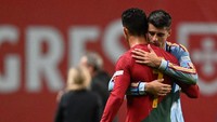 Di akhir laga, Alvaro Morata yang eks-rekan satu tim Ronaldo di Juventus pun memberi pelukan mendalam. Bagaikan hendak menyemangati sang megabintang asal Portugal. Foto: AFP via Getty Images/PATRICIA DE MELO MOREIRA