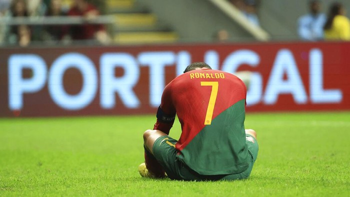 Cristiano Ronaldo, Portugal vs Spanyol Portugal's Cristiano Ronaldo sits on the field during the UEFA Nations League soccer match between Portugal and Spain at the Municipal Stadium in Braga, Portugal, Tuesday, Sept. 27, 2022. (AP Photo/Luis Vieira)