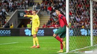 Ronaldo tak kuasa menghindarkan Portugal dari kekalahan atas Spanyol, dengan tim tamu mencetak gol penentu di menit ke-88. Foto: Getty Images/Octavio Passos