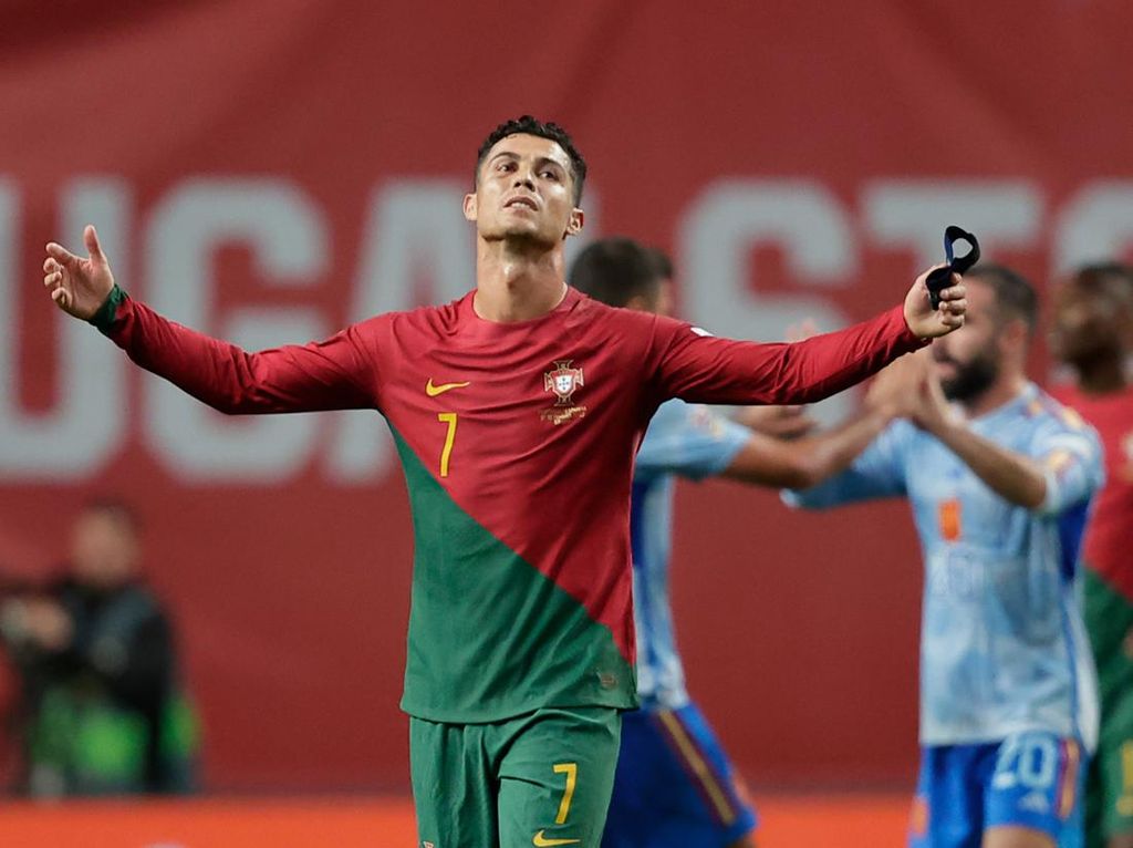 Lagi, Ronaldo yang Kesal Buang Ban Kapten Portugal!