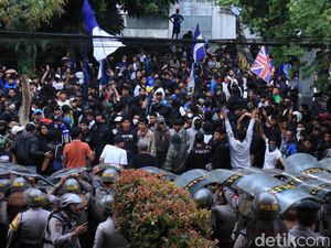 Demo Bobotoh Ricuh, Kantor Persib Dilempar Botol hingga Batu Demo Bobotoh Ricuh, Kantor Persib Dilempar Botol hingga Batu