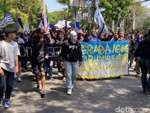 Massa Bobotoh Mulai Bergerak ke Kantor Persib Bandung Massa Bobotoh Mulai Bergerak ke Kantor Persib Bandung