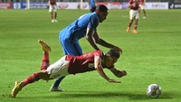 Beberapa kali tendangan bebas diberikan kepada Timnas Indonesia atas pelanggaran yang dilakukan pemain-pemain Curacao. (Foto: ANTARA FOTO/ADITYA PRADANA PUTRA)