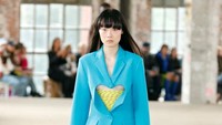 8 Foto Model Pakai Sarung Tangan dari Kondom Isi Air di Paris Fashion Week