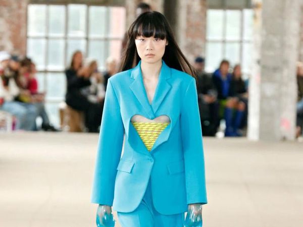 8 Foto Model Pakai Sarung Tangan dari Kondom Isi Air di Paris Fashion Week