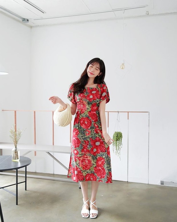 Floral dress untuk holiday outfit/Foto: Instagram.com/Dahongstyle Floral dress untuk holiday outfit