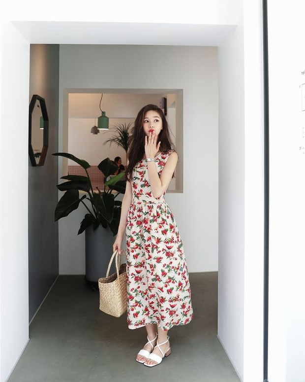 Floral dress untuk holiday outfit/Foto: Instagram.com/Dahongstyle Floral dress untuk holiday outfit