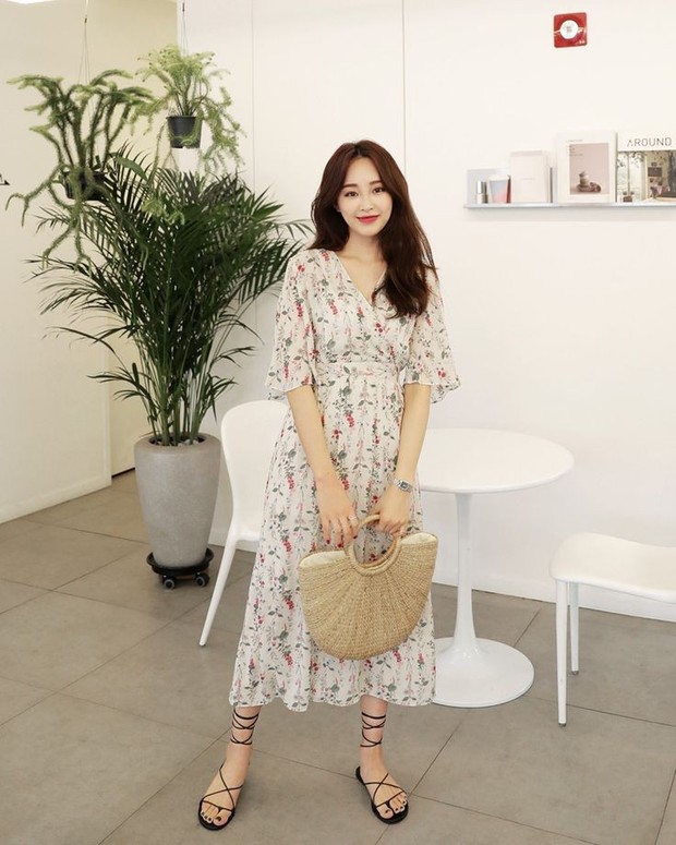 Floral dress untuk holiday outfit/Foto: Instagram.com/Dahongstyle Floral dress untuk holiday outfit