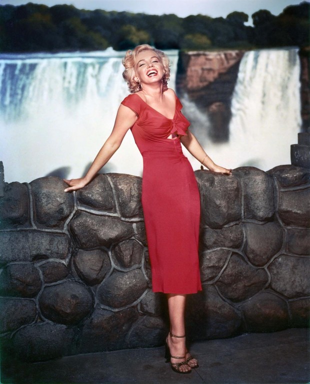 Gaun midi versi merah di film Niagara/
