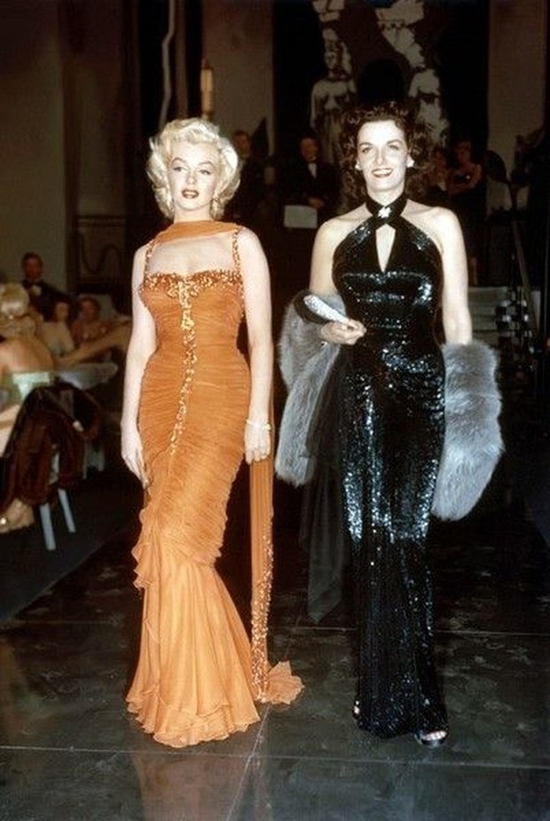 Foto: pinterest.com/It's Rosy Marilyn Monroe dan Jane Russel di film Gentlemen Prefer Blondes/