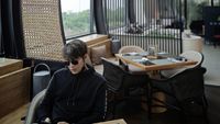 Gaya Keren Kriss Hatta Saat Jadi Barista hingga Masak di Dapur