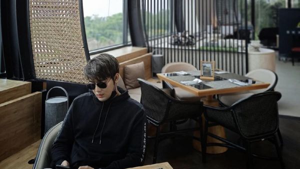 Gaya Keren Kriss Hatta Saat Jadi Barista hingga Masak di Dapur