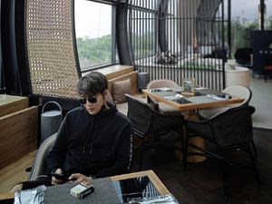 Gaya Keren Kriss Hatta Saat Jadi Barista hingga Masak di Dapur