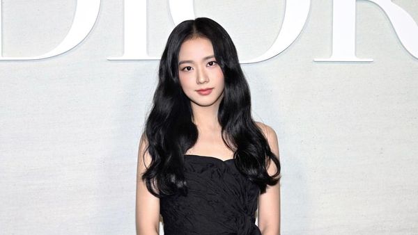 Adu Gaya Jisoo dan Rose BLACKPINK di Paris Fashion Week, Kompak Pakai Hitam