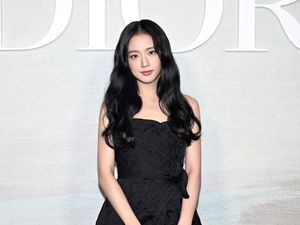Adu Gaya Jisoo dan Rose BLACKPINK di Paris Fashion Week, Kompak Pakai Hitam Adu Gaya Jisoo dan Rose BLACKPINK di Paris Fashion Week, Kompak Pakai Hitam