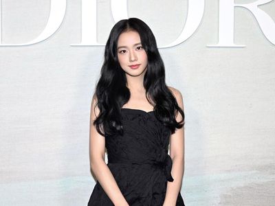 Adu Gaya Jisoo dan Rose BLACKPINK di Paris Fashion Week, Kompak Pakai Hitam