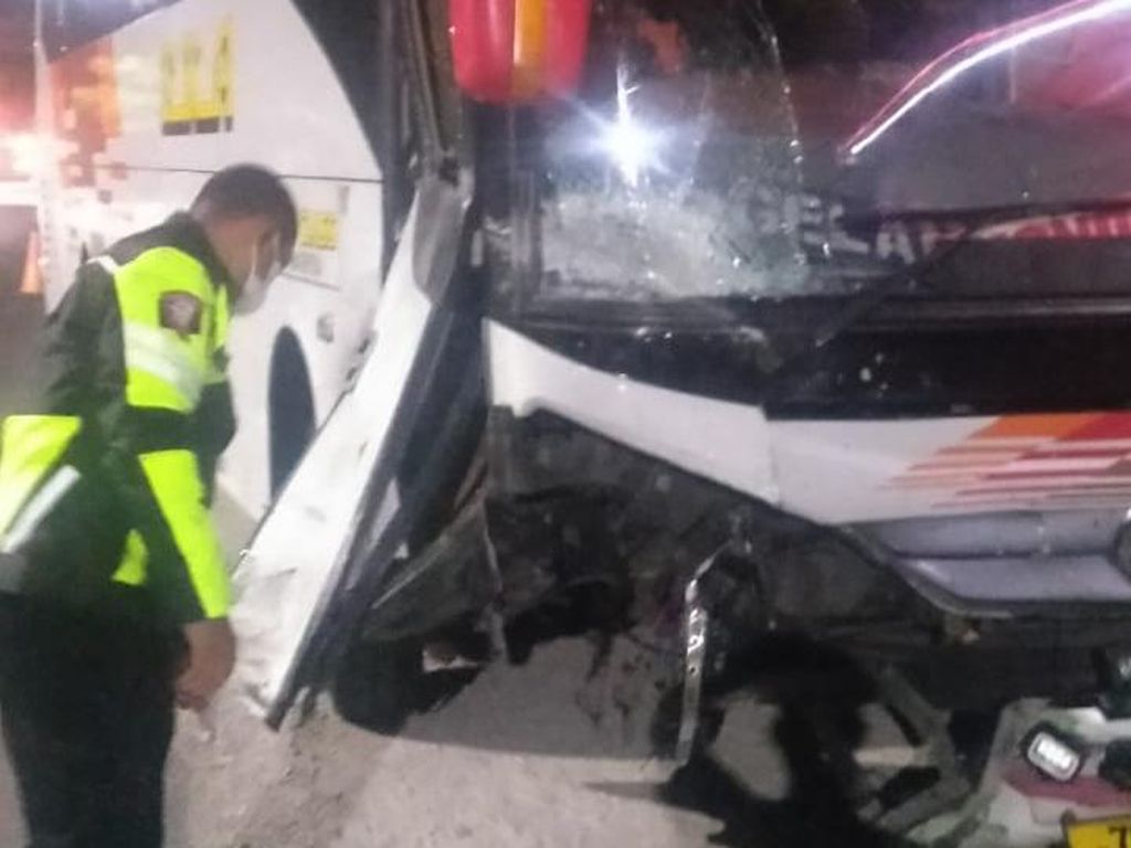 Detik-detik Kecelakaan Avanza Vs Bus Eka Tewaskan Seorang Polisi Magetan