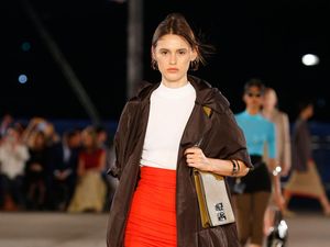 10 Koleksi Busana Tory Burch Spring/Summer 2023, Terinspirasi Era 90-an