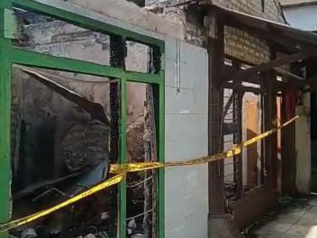 Dugaan Asal Api Bakar Dua Rumah di Lamongan Tewaskan Ibu dan Anak Dugaan Asal Api Bakar Dua Rumah di Lamongan Tewaskan Ibu dan Anak