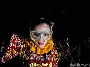 Lihat Nih! Peragaan Busana Batik di Bawah Air