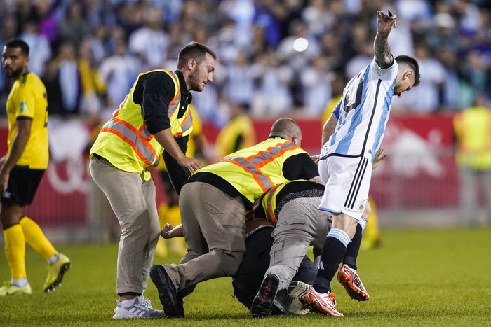 Lionel Messi, Argentina, Jamaika A fan is tackled as he tries to take a selfie with Argentina's player Lionel Messi as he celebrates his goal during the second half of an international friendly soccer match against Jamaica on Tuesday, Sept. 27, 2022, in Harrison, N.J. (AP Photo/Eduardo Munoz Alvarez)