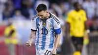 Lionel Messi masuk sebagai pemain pengganti saat Argentina melibas Jamaika 3-0 dalam laga di Red Bull Arena, New Jersey, Amerika Serikat. Messi mencetak dua gol di laga itu, sementara gol lainnya ditorehkan Julian Alvarez. (Foto: AP/Eduardo Munoz Alvarez)