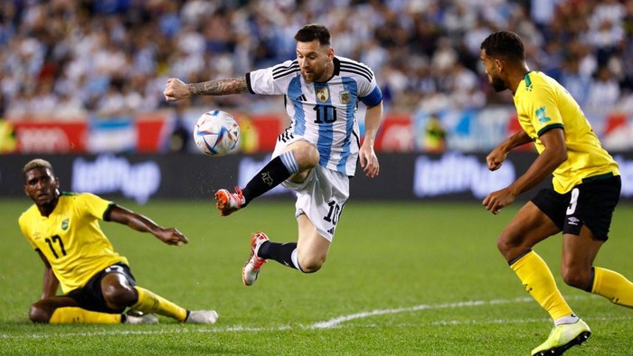 Argentinas Lionel Messi (L) vies for the ball with Jamaicas players during the international friendly football match between Argentina and Jamaica at Red Bull Arena in Harrison, New Jersey, on September 27, 2022. (Photo by Andres Kudacki / AFP) (Photo by ANDRES KUDACKI/AFP via Getty Images)