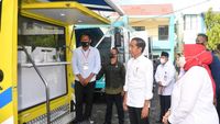 Melihat Lagi Momen Jokowi Tinjau Langsung Penyaluran BSU
