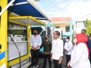 Melihat Lagi Momen Jokowi Tinjau Langsung Penyaluran BSU