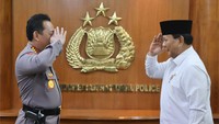 Prabowo Temui Kapolri, Saling Hormat hingga Beri Pistol G2 Elite
