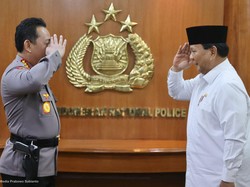 Prabowo Temui Kapolri, Saling Hormat hingga Beri Pistol G2 Elite