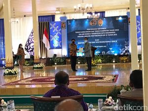 Menteri ATR/BPN Serahkan Sertifikat Tanah Kesultanan dan Kadipaten Jogja