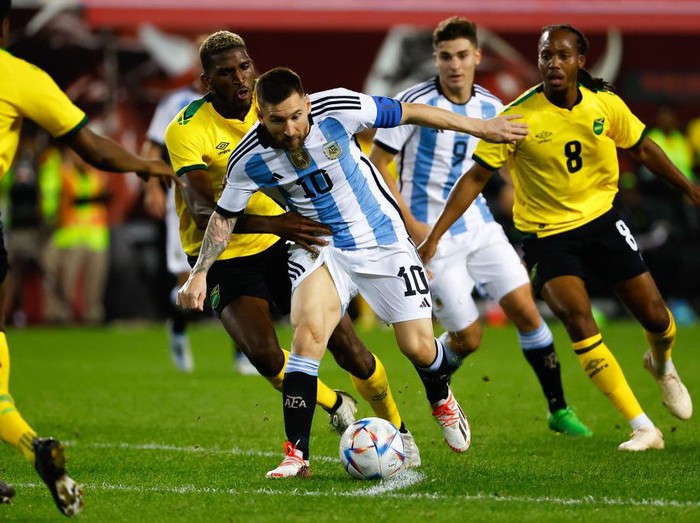 Messi Dua Gol, Argentina Bungkam Jamaika di Laga Uji Coba HARRISON, NJ - SEPTEMBER 27: Argentina forward Lionel Messi (10) controls the ball during the second half of the international friendly soccer game between Argentina and Jamaica on September 27, 2022 at Red Bull Arena in Harrison, New Jersey. (Photo by Rich Graessle/Icon Sportswire via Getty Images)