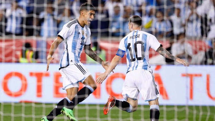 Messi Dua Gol, Argentina Bungkam Jamaika di Laga Uji Coba Argentina's Lionel Messi (L) vies for the ball with Jamaica's players during the international friendly football match between Argentina and Jamaica at Red Bull Arena in Harrison, New Jersey, on September 27, 2022. (Photo by Andres Kudacki / AFP) (Photo by ANDRES KUDACKI/AFP via Getty Images)
