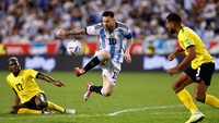 Jamaika terlihat sangat jauh kelasnya di bawah Argentina. Tim besutan Heimir Hallgrimsson itu sangat minim kesempatan untuk menguasai bola. Meski mampu menciptakan peluang, Argentina tidak bisa memperbesar keunggulan sampai turun minum.