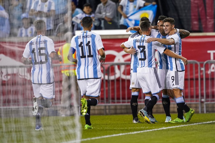 Messi Dua Gol, Argentina Bungkam Jamaika di Laga Uji Coba Argentina's players celebrate their first goal scored by Julian Alvarez (9) during the first half of an international friendly soccer match against Jamaica on Tuesday, Sept. 27, 2022, in Harrison, N.J. (AP Photo/Eduardo Munoz Alvarez)