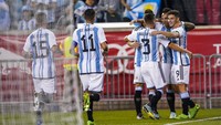 Argentina sukses memimpin 1-0 di menit ke-13. Lautaro Martinez berhasil masuk ke kotak penalti Jamaika dan menyodorkan bola ke depan gawang, yang kemudian sukses dituntaskan menjadi gol oleh Julian Alvarez. AP/Eduardo Munoz Alvarez