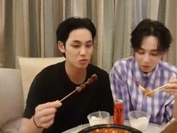 Wow! Mingyu Seventeen dan Kun WayV Cicip Sate Saat di Jakarta