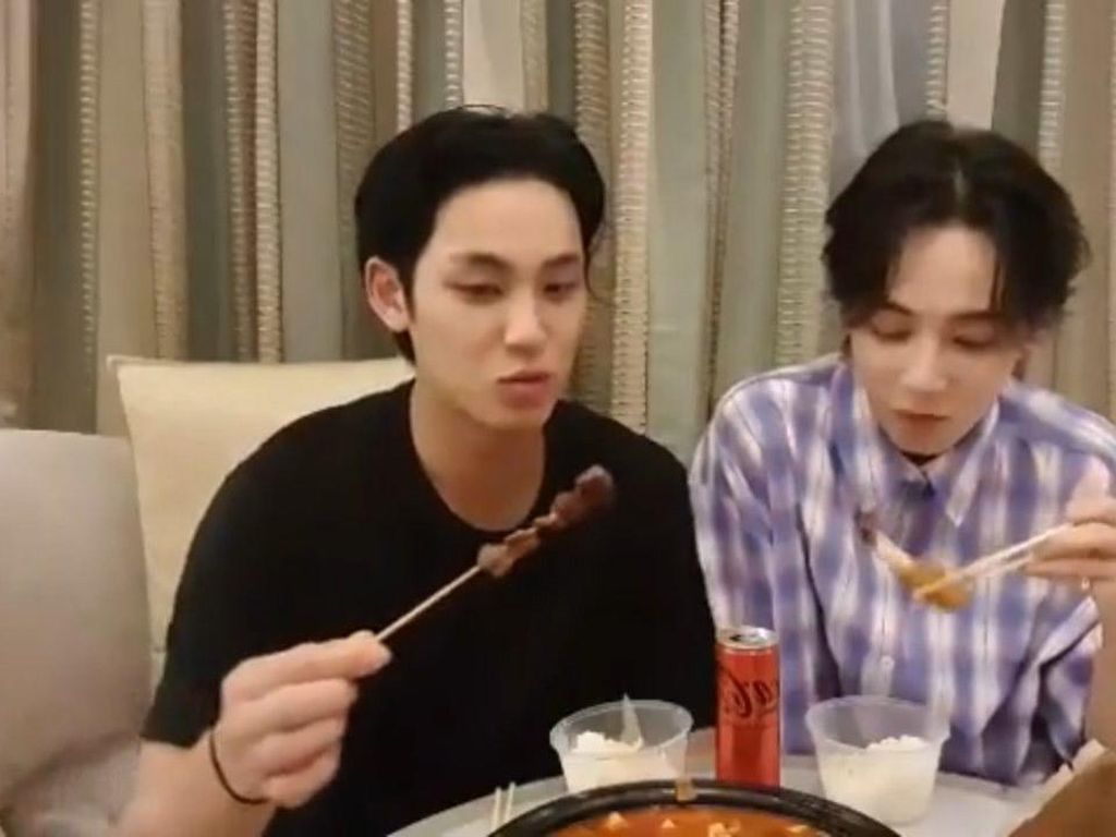 Wow! Mingyu Seventeen dan Kun WayV Cicip Sate Saat di Jakarta Wow! Mingyu Seventeen dan Kun WayV Cicip Sate Saat di Jakarta